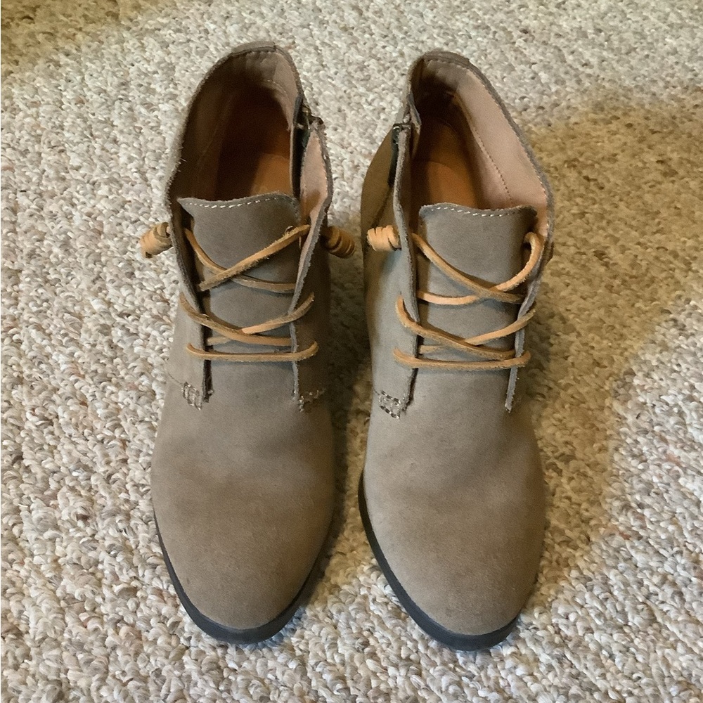 Sperry heeled bootie